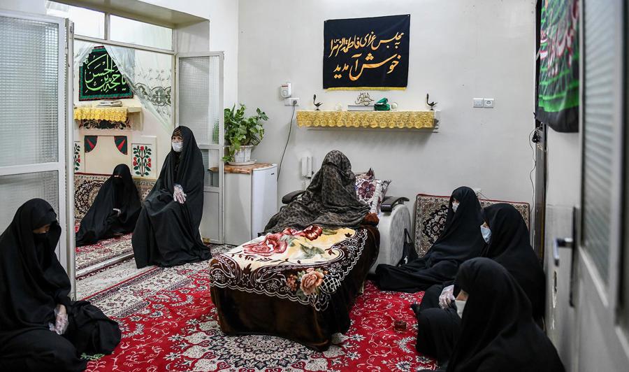 روضه های خانگی / همزمان با دهه آخر صفر، مراسم روضه خوانی در خانه ها برگزار میشود