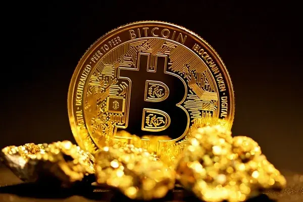 بیت‌کوین در آستانه شکستن رکورد تاریخی با قیمت ۱۲۲ هزار دلار