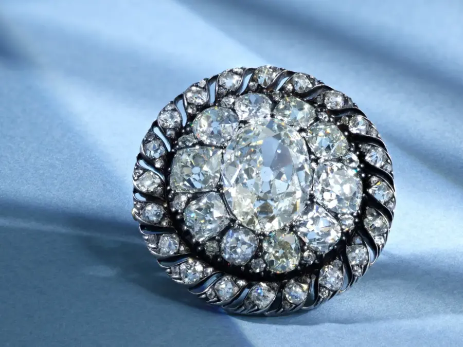 الماس های کلاه ناپلئون روی میز حراج