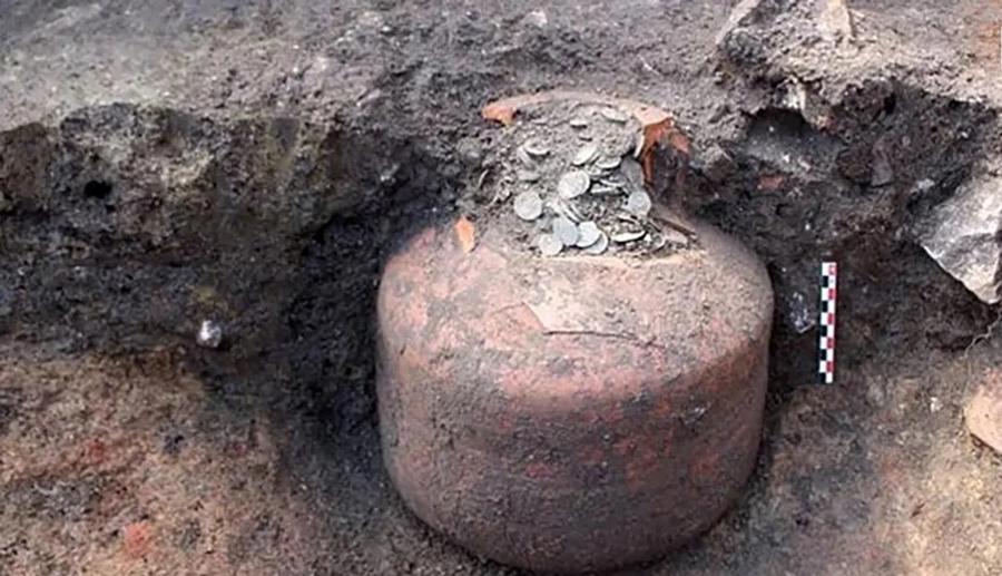 کشف سه قلک طلایی ۱۷۰۰ ساله در فرانسه