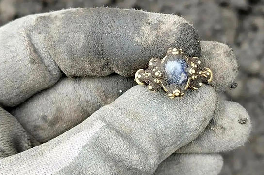 کشف حلقه طلا قرون وسطی با «یاقوت کبود تقلبی» در نروژ