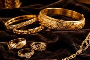 راهنمای جامع خرید طلای بدون اجرت؛ فرمول محاسبه قیمت، سود فروشنده و تحلیل نهایی