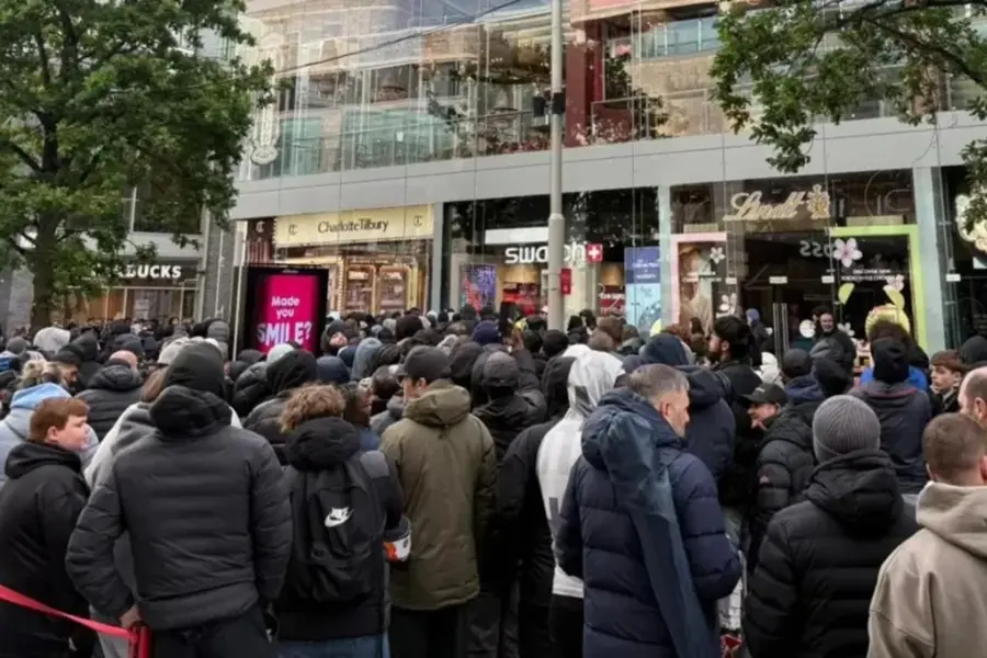 ازدحام برای ساعت جدیدسواچ؛ به تعطیلی فروشگاه ها انجامید 